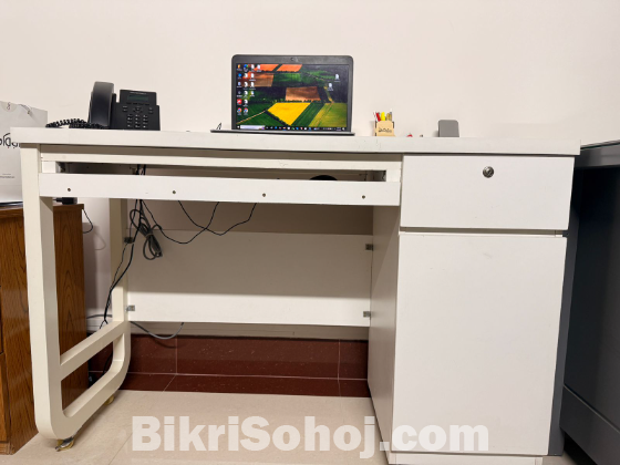 প্রিমিয়াম কাঠ ও বোর্ডের টেবিল